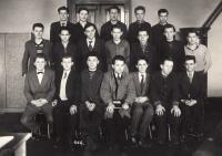 Absolventi učňovské školy na Náměstí míru v Praze, rok 1957, 1. ř. 3. zprava