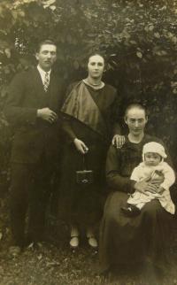 V.K. s matkou, otcem a babičkou Tintěrovou