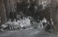 001 S kamarády a rodinou (1923) - druhý zleva