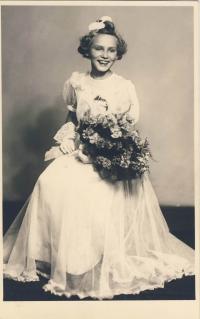 Dana Němcová as a child, 1941