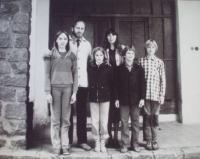 Rodina Bískových těsně před odchodem do Skotska