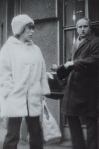 Dne 31.1.1974 při opuštění prodejny Tuzex v Lazarské ulici v Praze 