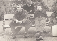Kolegové z divadélka Pod okapem (zleva: Binar, Veselý, Ullmann); 1961