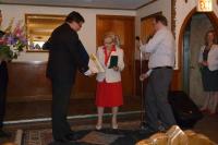 Tatiana Moravec Gard přijímá Kříž obrany státu pro generála Moravce in memoriam, Chicago, Česká restaurace Klas, květen 2012