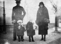 1925/26, park v Plzni, Vlasta a František Moravcovi s dcerami Hanou (vpravo) a Tatianou (vlevo)