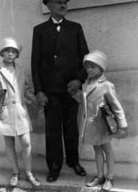 About 1929 in Plzeň, Tatiana and Hana Moravec with grandfather from mother´s side