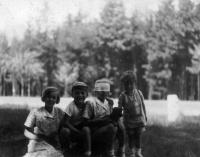 1931 Nová Huť u Plzně, zleva Hana a Tatiana (měla oční infekci) Moravcovy s Pavlem a Vilémem, syny babiččiny sestry Libuše Formánkové