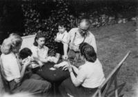 Léto 1948, na zahradě u Dvořáků, Londýn. Po směru hodinových ručiček - generál Moravec, paní Moravcová, dcera Tatiana, paní Dvořáková, chlapec vpravo zřejmě syn Dvořákových.