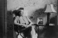 Asi 1950, Washington, D.C., Vlasta Moravcová s fotografií svého muže generála Moravce
