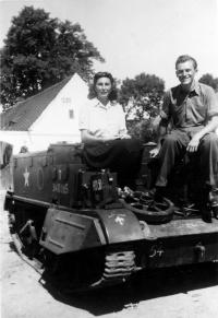 Otec Otmar se svou budoucí ženou v Plzni v roce 1945