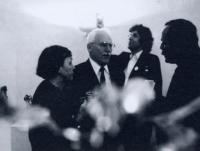 Otmar Oliva senior se po letech znovu setkal se svým synem Otmarem (uprostřed), Landeck 1990 (výstava Prisma, na které vystavoval také sochař Otmar Oliva).
