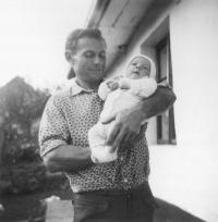 08 - Jan Holík se synem v roce 1966 - Trhový Štěpánov