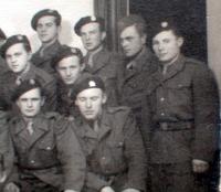 06b - vojenská fotografie - asi 1946 - Jan Holík úplně napravo