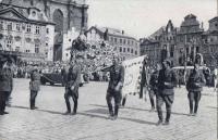 Josef Vyhnánek při slavnostním pochodu Prahou 17. května 1945 (vlevo od praporu)