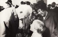 1971 Ludvik Svoboda with Vanda Binevska-Liskova and her daughter Eva