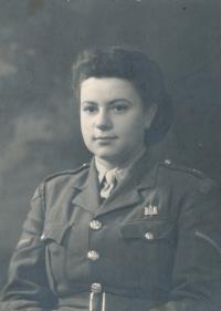 Sestřenice Evy Liškové Erika Alterová sloužící v RAF