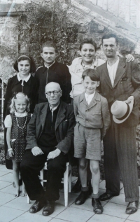 František Lederer second from right in top row in sanatorium in Český Dub - 1945