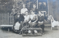 Matka Elly, right, with her family in Trnovany