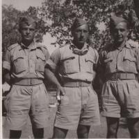 Libanon, 1941, budoucí instruktoři u 11. praporu, frekventanti kurzu AT u Australanů, zleva: Jan Koukol, Kupka, Fuks