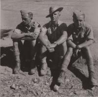 Baalbek, 1941, AT kurs, zleva: Jan Koukol, seržant Martindal, desátník Fuks