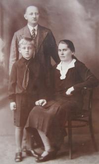 Miloslav Šafrán with Father Joseph and mother Rozálie in 1932
