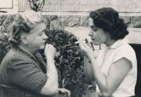 Věra Nováková s maminkou, 1957