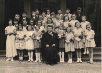 Matouš with the children from Sunday school in 1957