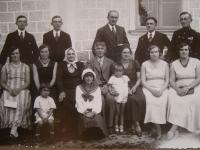 Photo of the whole family, Slávka Ficková in navy ribbon in the middle, 1932