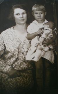 1930 with her mother and the doll "Jewess"