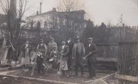 Otec (uprostřed s rýčem) s dalšími dělníky při práci v olšanských papírnách