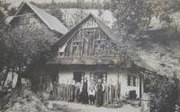 Rodný dům Jiřího Fochlera v Olšanech (dnes již nestojí)- zleva bratr Jan, Jiří Fochler, otec Jan, bratranec a bratr Josef