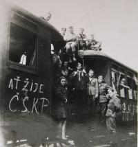 reemigrace z Jugoslávie (na vlaku napsáno- ať žije Československá komunistická partie