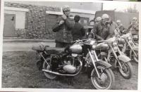 Slepecký s motorkou v šedesátých letech