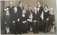 Family photo from 1940 - from the right Ludmila Levá, neé Limpouchová; Alfons Limpouch, Josef Limpouch, Anna Limpouchová, neé Sudová; in the middle grandparents Alžběta and Pavel Limpouch; at the back Terezie, Marie Limpouch