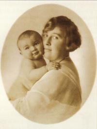 Radivoj Jakovljevič s maminkou Boženou-1926