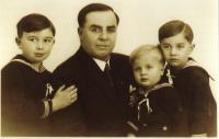 Radivoj Jakovljevič s otcem Milutinem a bratry Dušanem a Mirkem, 1935