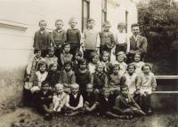 V první třídě obecné školy ve Slapech (horní řada uprostřed), 1933