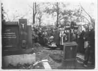 Pohřeb rudoarmějců v Rychalticích v květnu 1945.