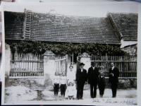 Snímek asi z roku 1908, šipkou označen dědeček Václava Zelenky a jeho syn, Václav Zelenka starší