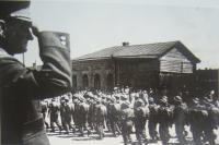 Generál Sergej Ingr salutující československým jednotkám