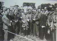 Dr. Edvard Beneš s anglickými novináři v táboře Cholmondeley Park, 26.7.1940