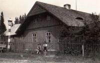Eduard and Marta Steun in front of the gamekeeper's lodge in 1952