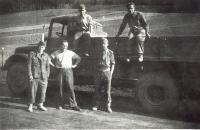 Herzán s kamarády v roce 1953 u PTP na Slovensku