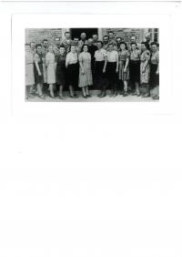 Group picture taken with the men during the return from Sachsenhausen in May 1945