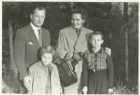 Celá rodina pohromadě i s druhou narozenou dcerou Haničkou (zdroj: osobní archiv p. Cábové)