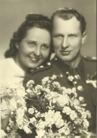 Svatební fotografie Milady a jejího manžela Františka Cába, který na ni celé tři roky čekal (zdroj: osobní archiv p. Cábové)