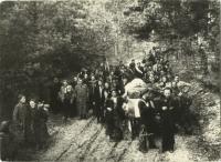 Stěhování z lesního tábořiště po osvobození Sovětskou armádou (zdroj: osobní archiv p. Cábové)