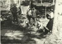 V tábořišti mužů u města Crivitz našly lidické ženy bezpečí. Milada sedí na zemi (zdroj: osobní archiv p. Cábové)