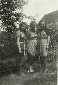 Milada (vpravo) v Lidicích se svými kamarádkami (zdroj: osobní archiv p. Cábové)