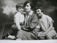 With mother Elsa Karpelisová and sister Trude